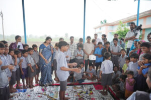 सोशल मीडिया में लगी गुहार और गांव पहुंच गई बाल चौपाल, डॉ. वर्णिका शर्मा ने बच्चों को सिखाए संस्कार के सबक