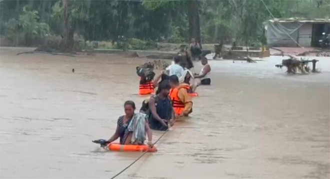 बारिश बनी आफत : महासमुंद मे उफनते पानी से 14 मजदूरों को सुरक्षित निकाला गया, कई गांवों का संपर्क कटा