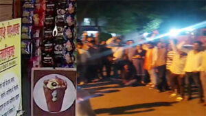 बेकरी संचालक पर थूक लगाकर सामान बेचने का आरोप, हिंदू संगठन का हंगामा, पुलिस की जांच जारी