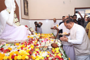 गुरु पूर्णिमा पर मुख्यमंत्री विष्णुदेव साय ने अघोर गुरु पीठ बनोरा में किए गुरु दर्शन, बाबा प्रियदर्शी राम से लिया आशीर्वाद