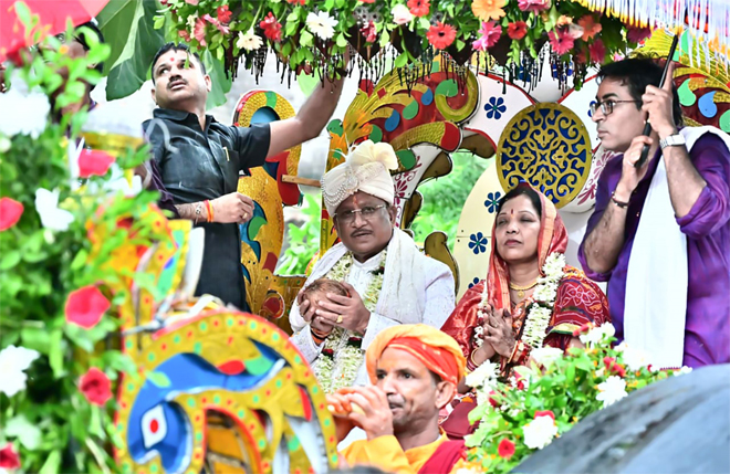 मुख्यमंत्री साय ने दोकड़ा की ऐतिहासिक रथयात्रा में निभाई गजपति महाराजा की परंपरा : भगवान श्री जगन्नाथ का रथ खींचकर प्रदेशवासियों के सुख, समृद्धि और खुशहाली की कामना की