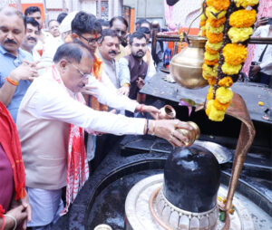 गुरु पूर्णिमा पर कोसमनारा पहुंचे मुख्यमंत्री विष्णु देव साय, सत्यनारायण बाबा धाम में की पूजा-अर्चना