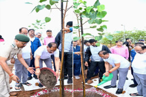 मुख्यमंत्री विष्णु देव साय ने एक पेड़ माँ के नाम अभियान के तहत किया पौधारोपण