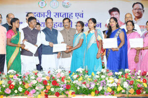 मुख्यमंत्री विष्णुदेव साय ने जशपुर के वन धन विकास केंद्र पंचक्की की महिला स्व-सहायता समूह को किया सम्मानित