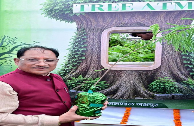 मुख्यमंत्री विष्णुदेव साय ने ट्री एटीएम को हरी झंडी दिखाकर किया रवाना, कहा “आज लगाया गया हर पौधा आने वाली पीढ़ियों के सुरक्षित भविष्य का आधार बनेगा”