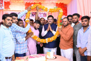 रिमझिम फुहारों के बीच सादगी और आत्मीयता से मना खाद्य मंत्री दयालदास बघेल का जन्मोत्सव