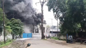 कार्बन फैक्ट्री में बॉयलर फटने से लगी भीषण आग, हादसे में कई मजदूरों के झुलसने की आशंका