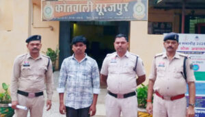 फर्जी आधार कार्ड से गुमराह कर कराई जमानत : पिता बनकर कोर्ट पहुचा आरोपी गिरफ़्तार, जांच मे जुटी पुलिस