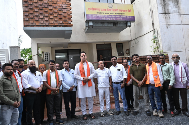 छत्तीसगढ़ राज्य केश शिल्पी कल्याण बोर्ड के नवनियुक्त अध्यक्ष गौरीशंकर श्रीवास एवं सदस्य देवशरण सेन ने संभाला पदभार