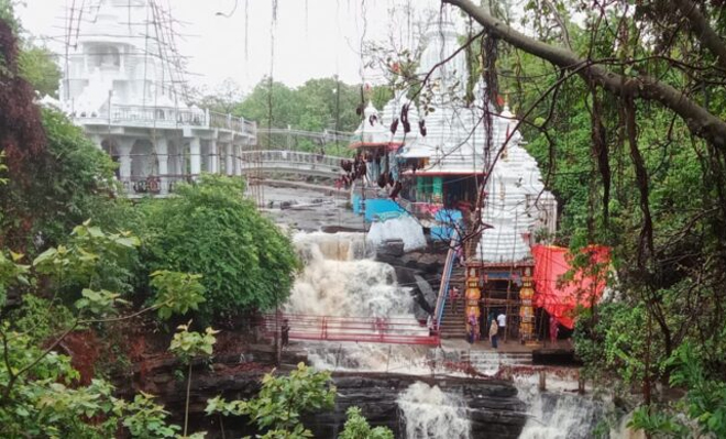 झमाझम बारिश से जतमई का वाटरफॉल हुआ गुलजार, सैलानियों की लग रही भीड़
