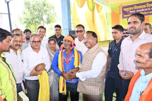 कृत्रिम गर्भाधान से पशुधन विकास की मिसाल बना ग्राम पुरी : कृषि मंत्री रामविचार नेताम ने उन्नत वत्स प्रदर्शनी का किया अवलोकन, विभागीय नवाचारों की सराहना