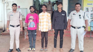 लूट की वारदातों का खुलासा : 24 घंटे के भीतर पुलिस ने 3 शातिर लुटेरों को दबोचा, चाकू, मोबाइल, नगदी और मोटरसाइकिल जब्त