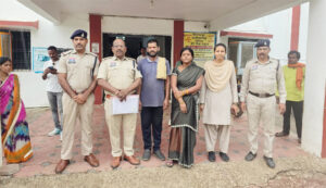 युवक की आत्महत्या के मामले में मामा-मामी गिरफ्तार, खुद के पैसे मांगने पर दी थी रेप केस में फंसाने की धमकी