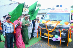 मंत्री श्रीमती लक्ष्मी राजवाड़े ने चांदनी बिहारपुर को दी एम्बुलेंस की सौगात, दिखाई हरी झण्डी