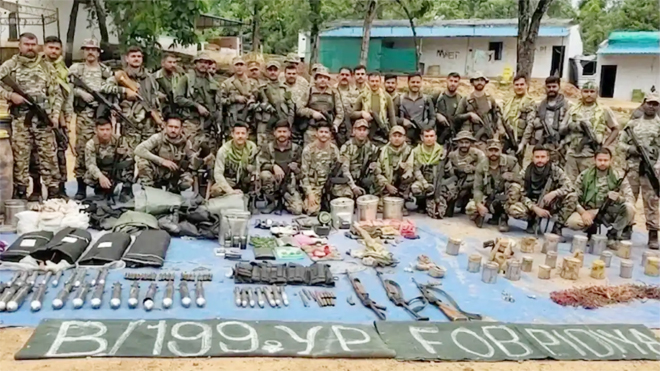 बीजापुर के जंगलों में मिले नक्सलियों के 8 डंप, आईईडी समेत भारी मात्रा में विस्फोटक सामान भी बरामद