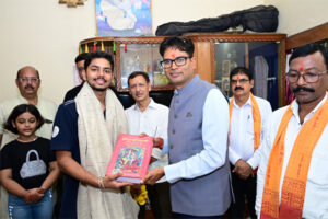 विश्व रिकॉर्ड के साथ जूनियर वर्ल्ड कप में स्वर्ण पदक जीतने वाले दिव्यांशु देवांगन का वित्त मंत्री ओपी चौधरी ने किया सम्मान