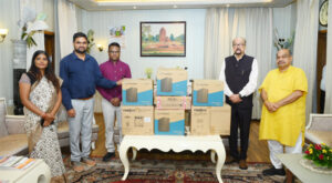 राज्यपाल डेका ने स्वेच्छानुदान मद से सुदूर वनांचल स्थित स्वामी आत्मानंद स्कूल मांझीगुडा को प्रदान किए 10 कंप्यूटर
