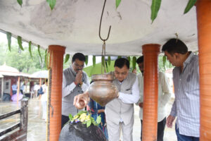 श्रम मंत्री लखनलाल देवांगन ने कोपाबेड़ा शिव मंदिर में की पूजा-अर्चना, गुरु शिवानंद जी महाराज को स्मरण कर उनका भी किया पूजन