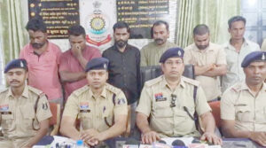घर से सोना निकालने का झांसा देकर 5 लाख की ठगी, 6 आरोपी गिरफ्तार