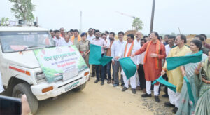 मनेंद्रगढ़ मेडिकल कॉलेज परिसर बना हरित विकास का प्रतीक : स्वास्थ्य मंत्री ने किया पौधरोपण, तेंदूपत्ता बोनस चेक वितरित कर तुहर पौधा तुहर द्वार’ वाहन को दिखाई हरी झंडी