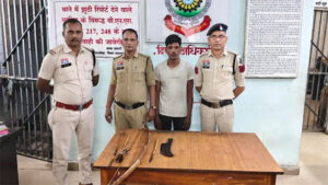 तीर-धनुष से लोगों को धमका रहा था युवक, पुलिस जवानों को देख उग्र हुआ, घेराबंदी कर किया गिरफ्तार