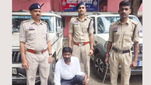 लग्जरी गाड़ियों से घूमता मास्टरमाइंड : वाहन खरीदी-बिक्री के नाम पर लगाया करोड़ों का चूना, रायगढ़ पुलिस ने दबोचा