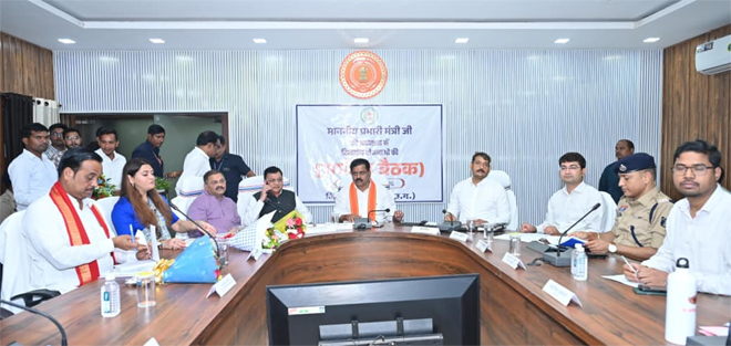 उप मुख्यमंत्री और उद्योग मंत्री ने कबीरधाम में विकास कार्यों और जनकल्याणकारी योजनाओं की मैराथन समीक्षा