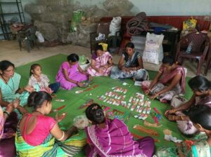 रक्षाबंधन पर बिहान की दीदियों ने थामा स्वावलंबन का धागा, स्थानीय सामग्री से तैयार आकर्षक राखियों की बाजार में भारी मांग