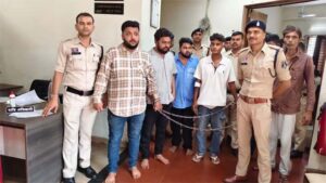 आधी रात बर्थडे पार्टी में हंगामा, पुलिस से धक्का-मुक्की, 4 युवक और 3 युवतियां गिरफ्तार