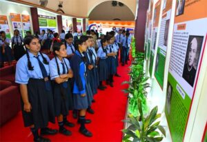 टाउन हॉल में छायाचित्र प्रदर्शनी देखने उमड़ी भीड़, एआई तकनीक से विरासत और पर्यटन का अभिनव अनुभव