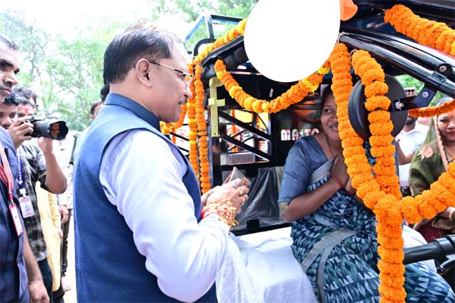 मुख्यमंत्री विष्णु देव साय ने ‘जशपुर एक्सप्रेस’ योजना का किया शुभारंभ, रक्षाबंधन पर ‘विष्णु भैया’ ने 50 बहनों को दिया आत्मनिर्भरता का उपहार, सौंपे ई-रिक्शा