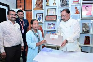 दृष्टिबाधा नहीं बनी बाधा, जयमंती के सपनों को मिली डिजिटल उड़ान, मुख्यमंत्री विष्णुदेव साय ने दृष्टिबाधित छात्रा जयमंती खेस को भेंट किया लैपटॉप