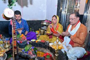 मुख्यमंत्री विष्णुदेव साय ने सावन सोमवार और नागपंचमी पर श्री फलेश्वरनाथ महादेव की पूजा-अर्चना की