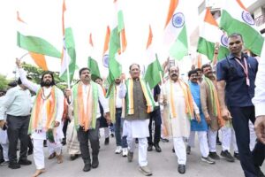 मुख्यमंत्री विष्णु देव साय ने हाथ में तिरंगा थामकर किया भव्य तिरंगा यात्रा का नेतृत्व, मुख्यमंत्री ने कहा – 140 करोड़ भारतीयों को एक सूत्र में बांधता है तिरंगा