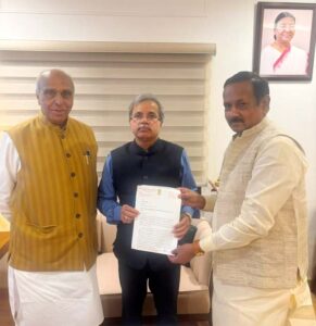 रायगढ़ स्टेशन पर 8 प्रमुख ट्रेनों के ठहराव की मांग, रेलवे बोर्ड चेयरमैन से सांसद देवेंद्र प्रताप सिंह ने की मुलाकात