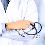 ब्रेकअप से टूटा डॉक्टर का दिल! बाथरूम में नायलॉन की रस्सी के फंदे पर लटका मिला शव
