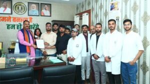 मेडिकल कॉलेज के इंटर्न डॉक्टरों की हड़ताल खत्म, स्वास्थ्य मंत्री ने मांगों को लेकर दिया आश्वासन