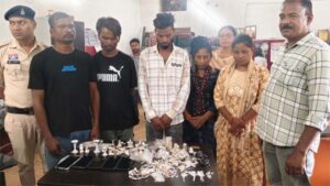 ज्वेलरी शॉप से लाखों के जेवर पर किया हाथ साफ, 2 महिलाओं समेत 5 आरोपी गिरफ्तार