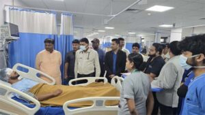 घायल जवानों से मिले वन मंत्री केदार कश्यप, बेहतर उपचार के दिए निर्देश, अस्पताल पहुंचकर जाना जवानों का हाल, परिजनों को हरसंभव सहयोग का दिलाया भरोसा