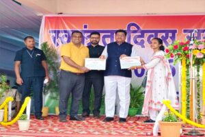 उत्कृष्ट कार्य और नवाचार के लिए छात्रावास अधीक्षक दंपत्ति को खाद्य मंत्री दयालदास बघेल ने किया सम्मानित