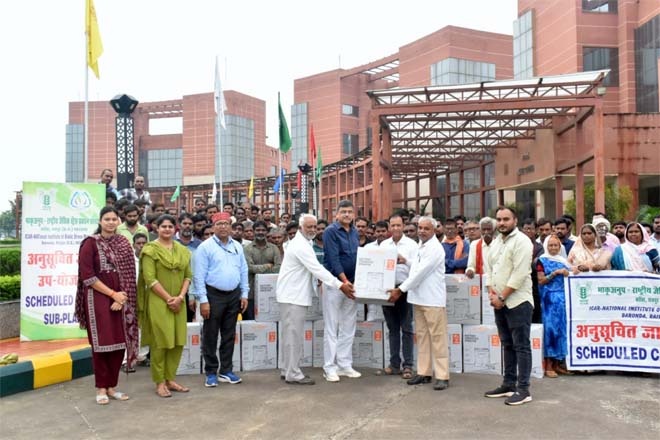 आईसीएआर-एनआईबीएसएम ने एससीएसपी कार्यक्रम के तहत किसानों को वितरित किए पावर स्प्रेयर एवं सोलर पैनल