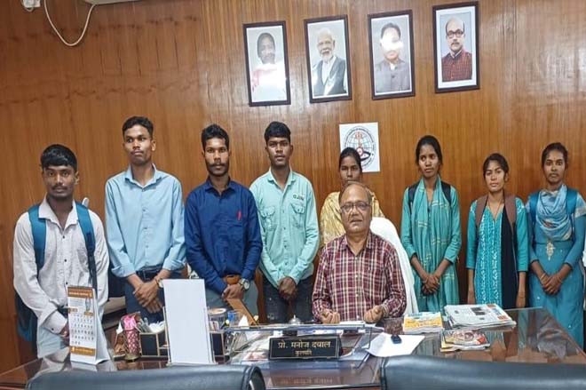 भानुप्रतापपुर के छात्रों ने किया केटीयू का शैक्षणिक भ्रमण, कुलपति प्रो. दयाल ने कहा “सकारात्मक व निष्पक्ष लेखन से ही संभव है समाज परिवर्तन”