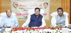 अवैध रेत उत्खनन, भण्डारण एवं परिवहन पर करें सख्त कार्यवाही : मंत्री दयालदास बघेल
