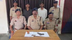 नकली पिस्टल-तलवार लहराकर राहगीरों मे फैला रहा था दहशत, दो युवक गिरफ्तार