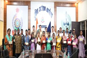 पुनर्वास नीति से बदली जिंदगी : नारायणपुर में 18 आत्मसमर्पित नक्सलियों को 19.73 लाख रुपये की प्रोत्साहन राशि वितरित