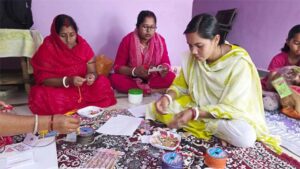बिहान से कम लागत में राखी निर्माण को मिला नया आयाम, आत्मनिर्भर बन रहीं ग्रामीण महिलाएं