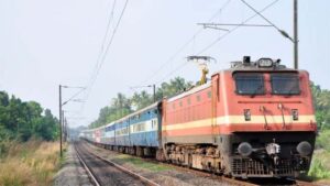 385 यात्रियों पर रेलवे ने की कार्रवाई… अब पोरबंदर-सांतरागाछी एक्सप्रेस में लगेगी एलएचबी कोच