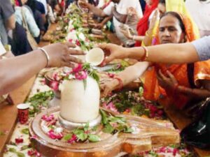 सावन का पहला सोमवार : मंदिरों पर उमड़ा आस्था का सैलाब, रायपुर से कवर्धा तक मंदिरों में शिव भक्तों का तांता