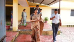 बाल आयोग की टीम पहुची जांच करने : छात्रावास मे गंदगी, सेनेटरी पैड्स की कमी पर डॉ वर्णिका शर्मा ने जताई नाराजगी