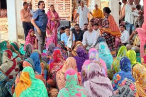 आमापाली में वित्त मंत्री ओपी चौधरी ने लगाई जन चौपाल, सुनी ग्रामीणों की समस्याएं